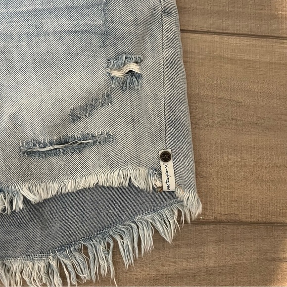 OneTeaspoon Stevie’s Boyfriend Shorts Light Wash Distressed Size 24 - Picture 5 of 8